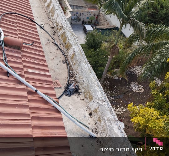 גג רעפים עם כבלים וצינורות מונחים עליו